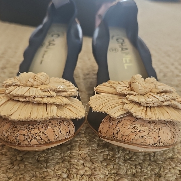 CHANEL Navy and Cream Flats with Floral Accent - Picture 2 of 14
